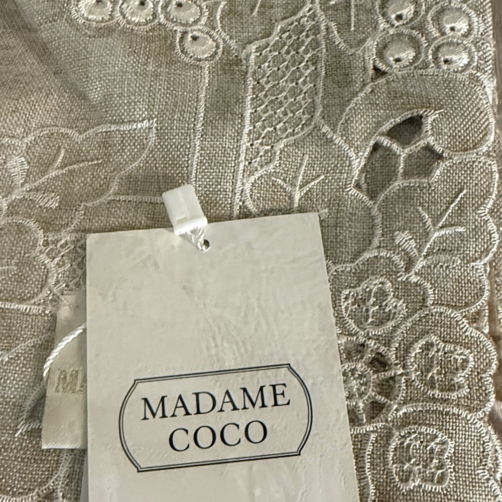 Allure Intricate Lace Table Runner - - Picture 3 of 6